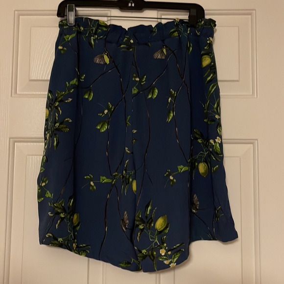Anthropologie lemon printed Bermuda shorts. Size M. Oversized - Picture 5 of 5